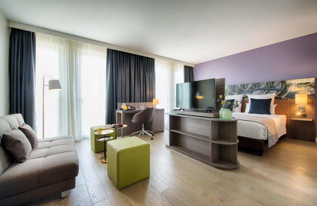 Leonardo East 4*